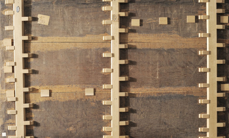 The painting has been made on a panel of three radial oak boards, fixed by three crossing battens at the back side. In order to carry out the dendrochronological analysis, one end edge of each board was smoothed by razor blades.